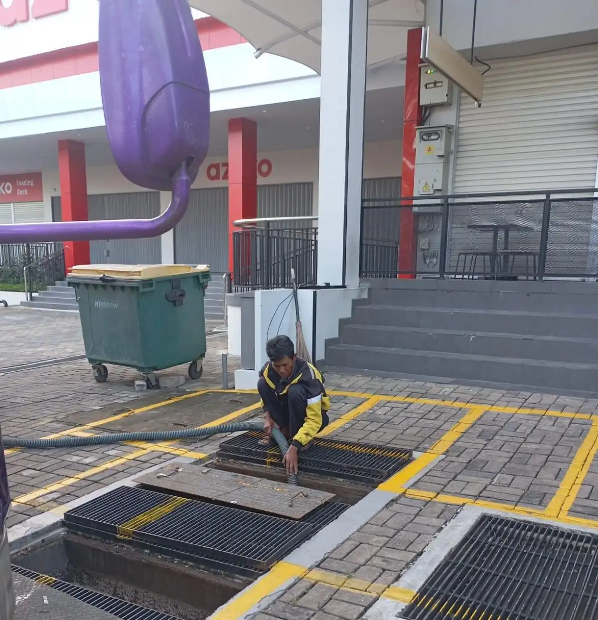 Layanan sedot WC Sumber Rejeki di lokasi pelanggan